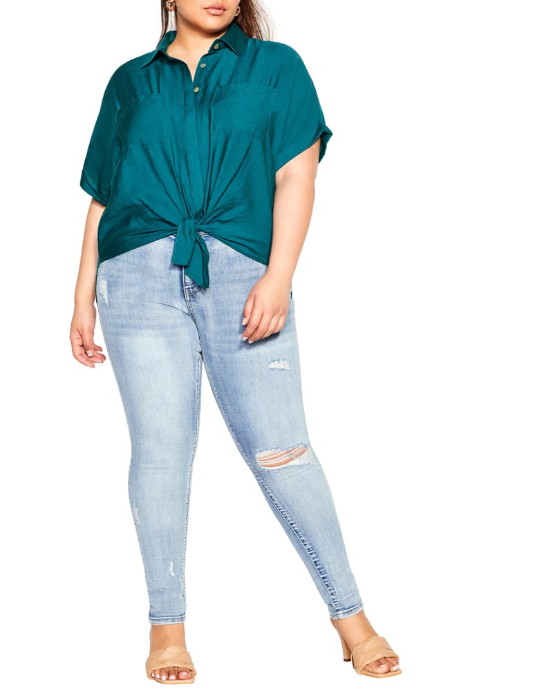 Front of a model wearing a size S SHIRT RELAXED SUMMER in Teal by City Chic. | dia_product_style_image_id:293932